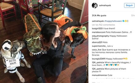Salma Hayek celebra Halloween junto a sus mascotas