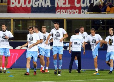 Jugadores de la Lazio salen con camisetas de Ana Frank