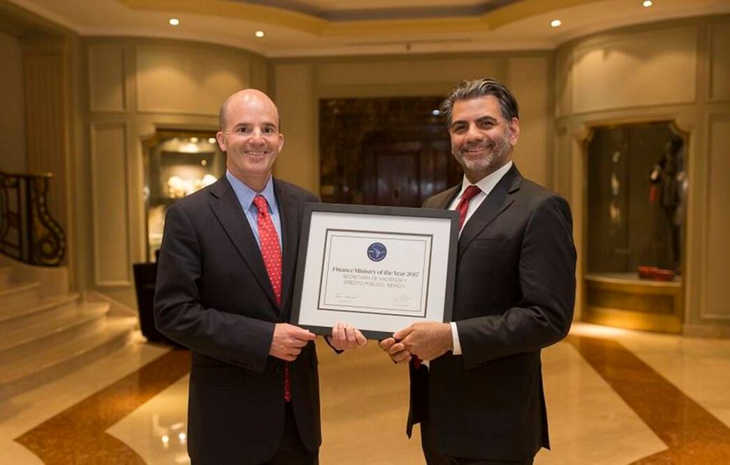El Secretario de Hacienda y Crédito Público, José Antonio González Anaya, recibió esta distinción de manos del CEO de LatinFinance, Taimur Ahmad. Foto: @LatinFinance  