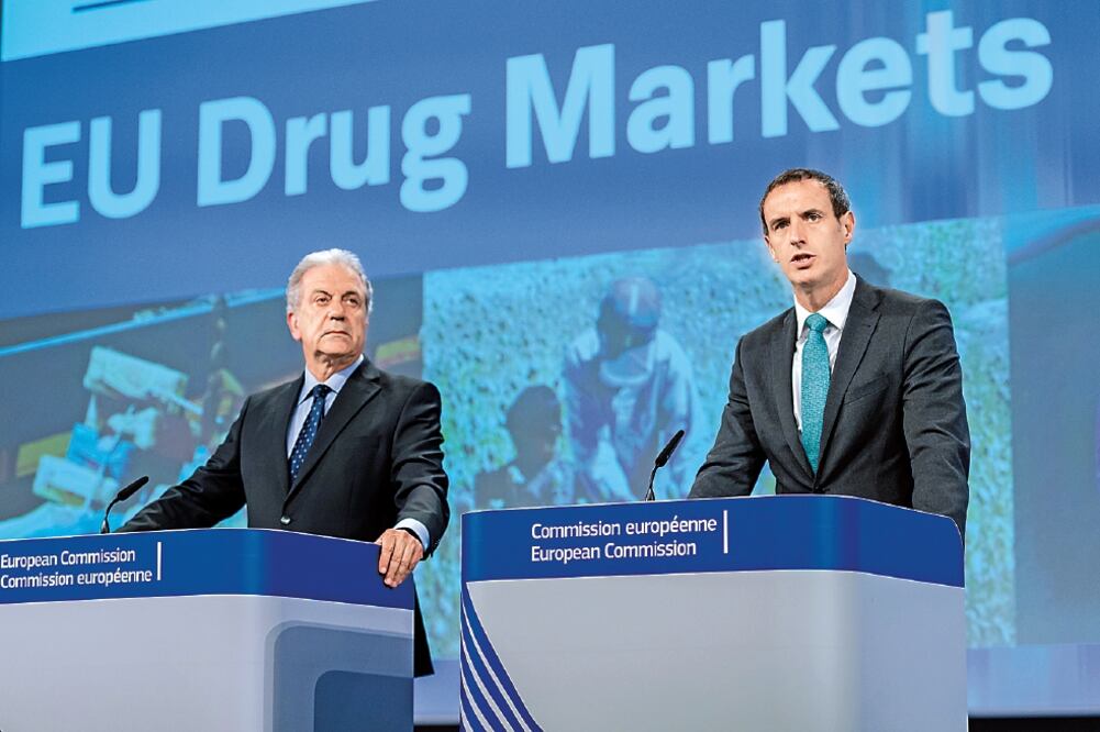 El comisionado europeo de Migración, Dimitris Avramopoulos, y el director de Europol, Rob Wainwright, en una conferencia en Bruselas sobre el negocio de las drogas (GEERT VANDEN WIJNGAERT. AP)