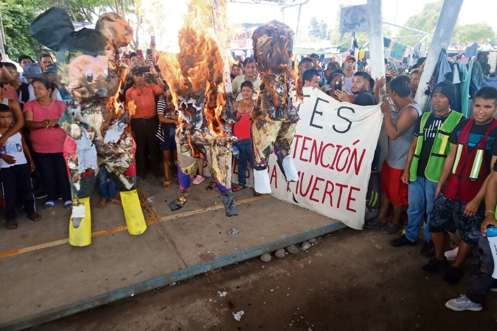 Los migrantes quemaron tres piñatas que representaban funcionarios. Foto: María de Jesús Peters/El Universal