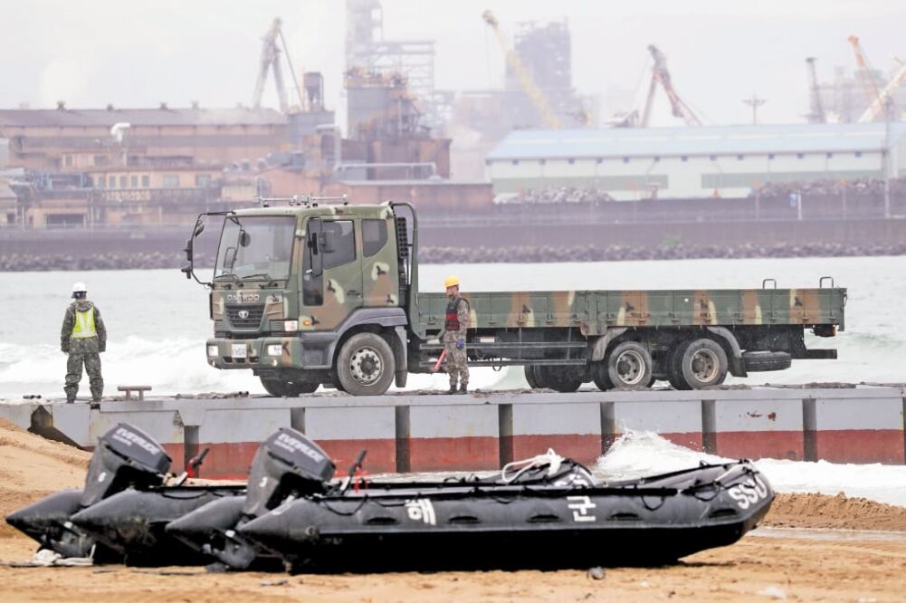 Un vehículo militar durante el ejercicio conjunto de EU y Surcorea, en Pohang (SANG-HO. XINHUA)