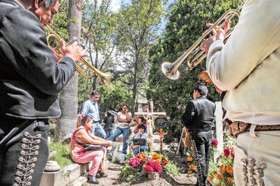Comilonas y música reviven los panteones