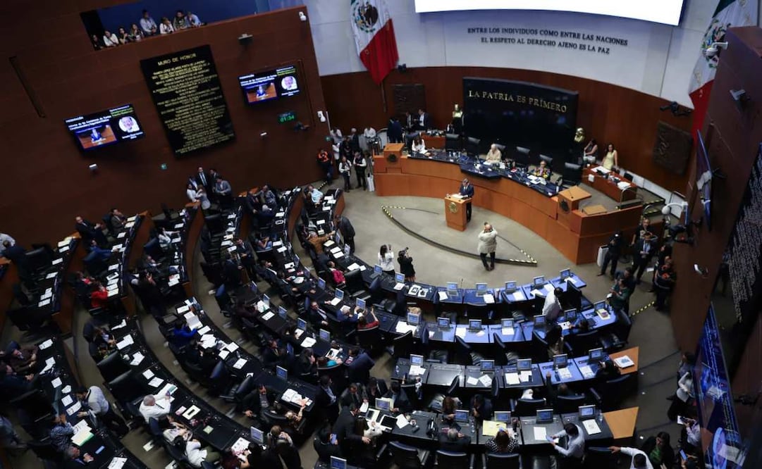 Senadores conversan durante Sesión Ordinaria en el Senado de la República. Foto: Graciela López / CUARTOSCURO