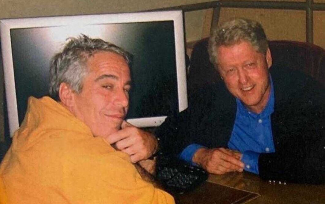 El expresidente estadounidense Bill Clinton con el magnate Jeffrey Epstein. FOTO: CAPTURA