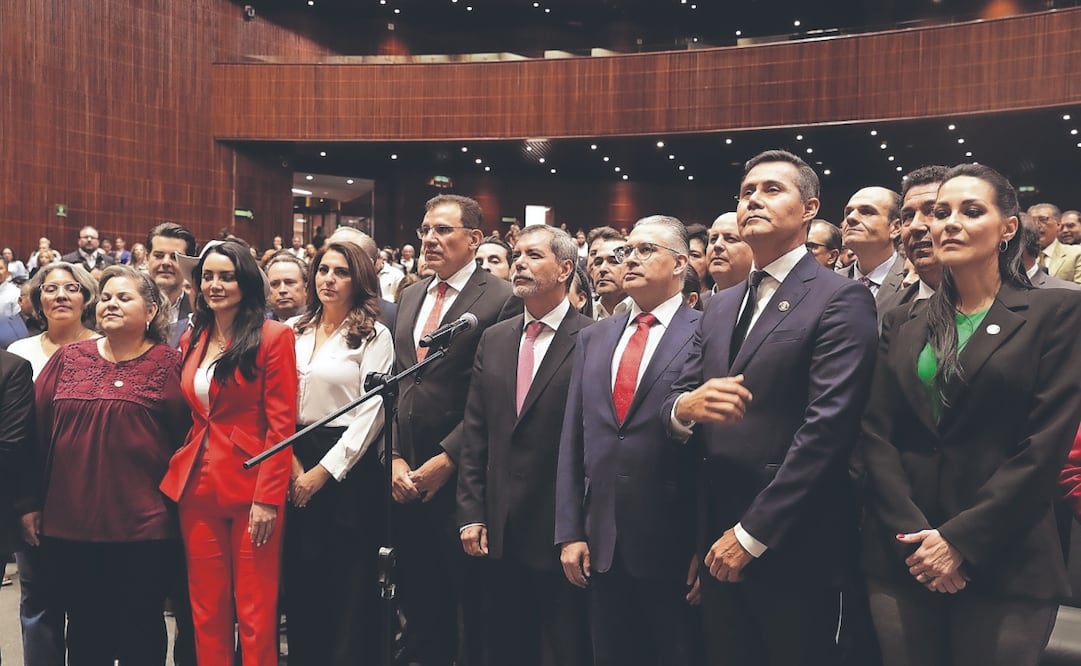 Edgar Abraham Amador Zamora, segundo de derecha a izquierda, al protestar ante diputados en San Lázaro. Foto Especial