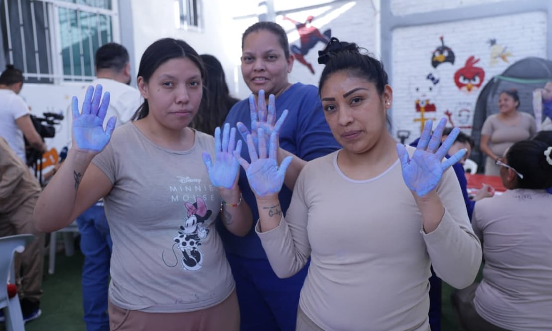 Elaboración de carteles para la marcha del día de la mujer por parte de personas privadas de su libertad que trabajan en el taller de crochet en el penal de Barrientos, Tlalnepantla de Baz, Estado de México, 3 marzo 2026. Foto: Fernanda Rojas /EL UNIVERSAL