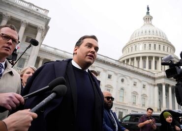 Liberan a excongresista George Santos después de que Trump conmutara su sentencia por fraude