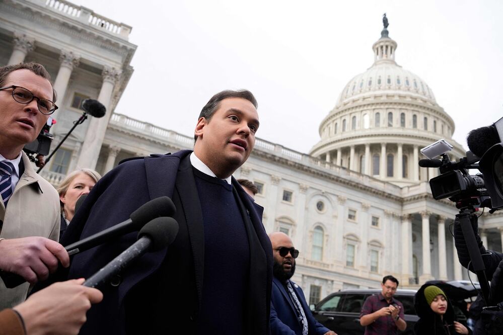 George Santos, al salir del Capitolio de EU después de que sus compañeros del Congreso votaron para expulsarlo de la Cámara de Representantes el 1 de diciembre de 2023 en Washington, DC. Foto: AFP