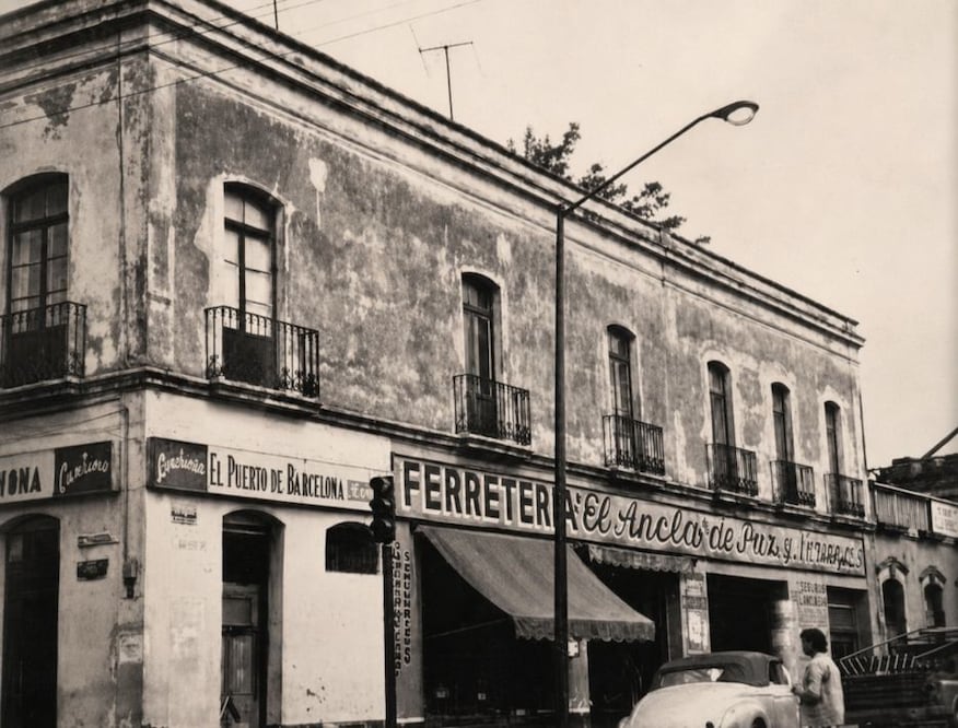 Vista de la antigua cantina El Puerto de Barcelona, cuyo edificio de esquina se convirtió en un referente del paisaje urbano del Centro Histórico de la Ciudad de México. Crédito: Instagram de Puerto de Barcelona