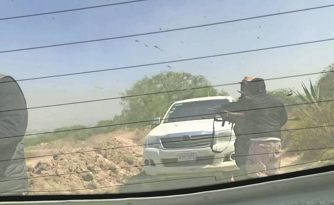 Sujetos armados, algunos presuntamente policías estatales, amenazaron a reporteros de EL UNIVERSAL en Tecámac. Foto: Archivo/ EL UNIVERSAL.