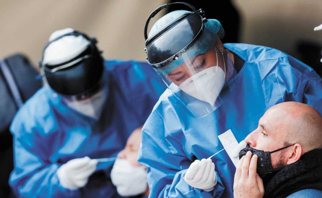 Personal médico aplica prueba de antígenos antiCovid a un paciente. Foto: Xinhua/Francisco Caóedo, archivo