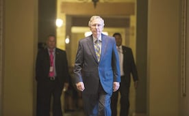 Republicano Mitch McConnell sale del hospital tras incertidumbre sobre su salud; el senador sufrió una caída