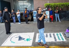 Activistas pro marihuana se manifiestan en inmediaciones del Estadio Ciudad de México, previo al partido entre Colombia y Uzbekistán