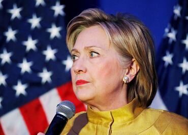 Ordenan interrogar a ayudantes de Clinton por correos