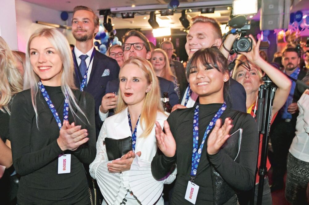 Seguidores de los Demócratas de Suecia celebran, en un hotel en Estocolmo, los resultados de la agrupación. (ANDERS WIKLUND. EFE)
