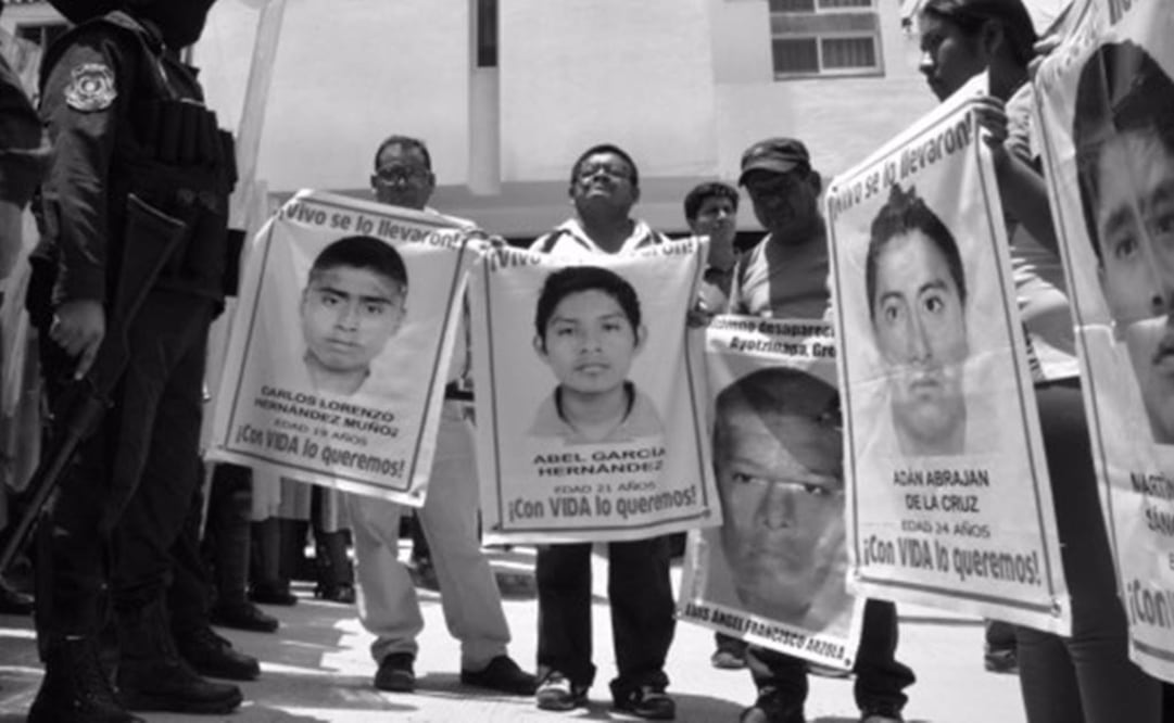 "Me quedaba a dormir en Ayotzinapa, a veces con las familias en sus casas y a veces cuando los padres iban a buscar tumbas, me dormía en la intemperie," afirmó el joven fotógrafo. FOTO: Art Works Projects/Cortesía del fotógrafo.