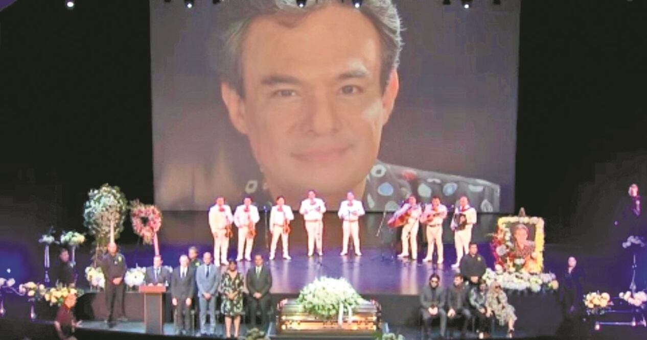 El féretro dorado con los restos de José José fue colocado al centro del Auditorio del Condado para rendirle homenaje. FOTOS: MAX AUB. EL UNIVERSAL, UNIVISIÓN Y EFE