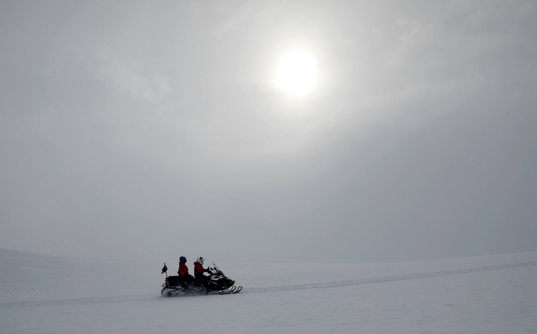 A las 1:00 horas de este sábado, la Luna se interpondrá ante el Sol y comenzará a proyectar una sombra sobre la Tierra. Foto: EFE/ Felipe Trueba, archivo