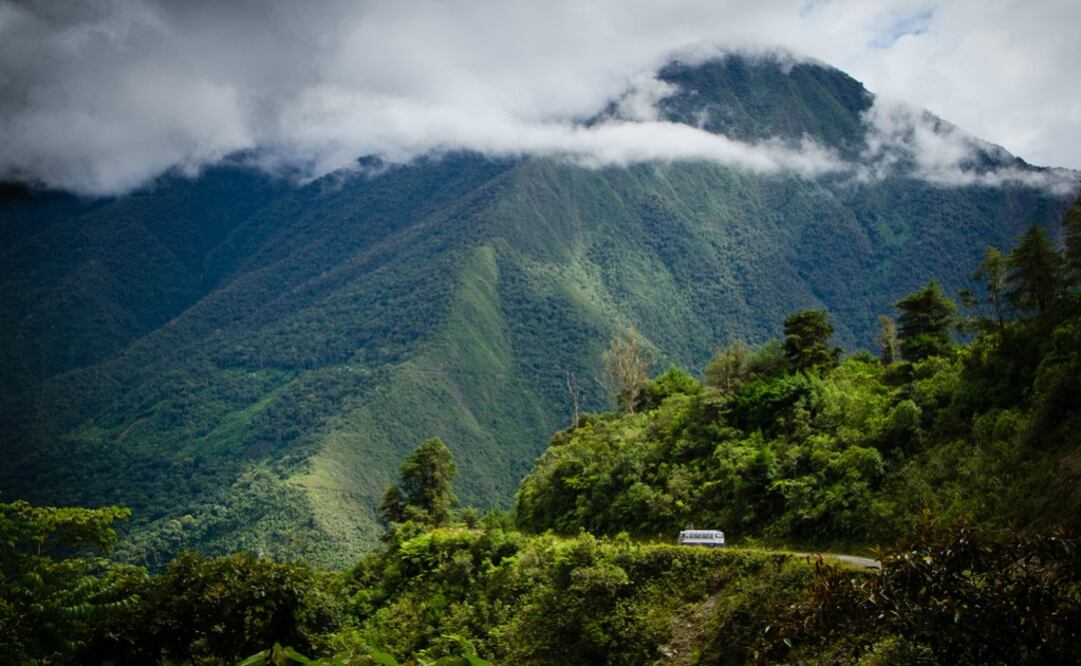 Las lluvias y la niebla son algunos factores que provocan los accidentes en la llamada Ruta de la Muerte. (Foto: Mikel)