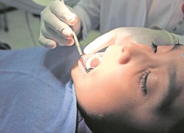 ¿Comerse las uñas puede ocasionar caries?