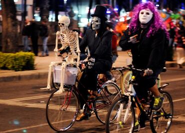 Ruedan catrinas y catrines por Día de Muertos en CDMX