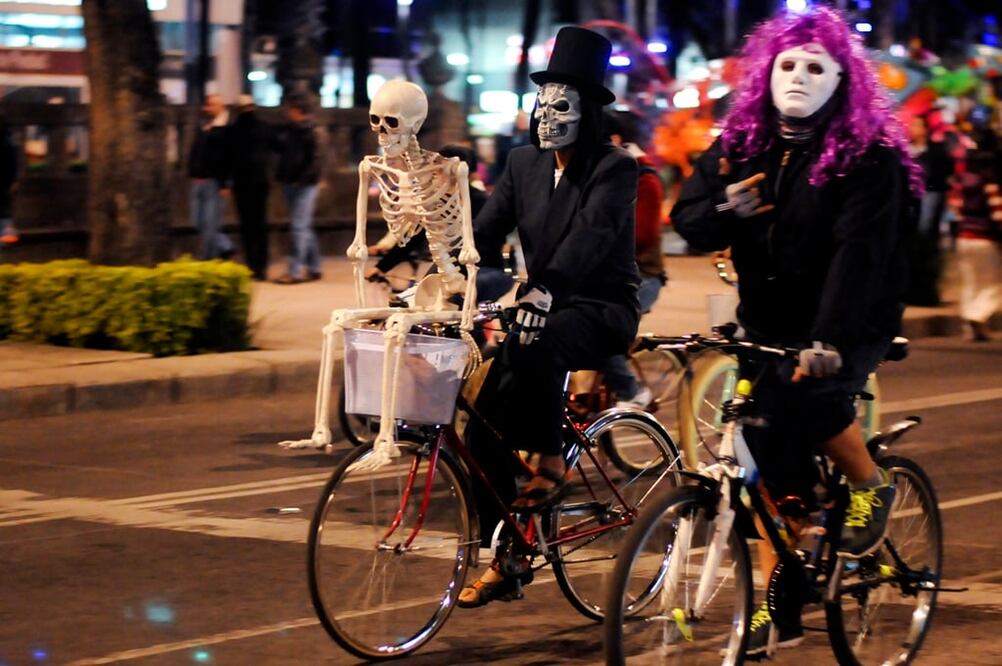 Caracterizados como catrinas y catrines, o personajes de terror, miles de personas tomaron las calles de la Ciudad de México. Foto: Cuartoscuro.com