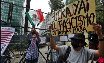 FOTOS: “Día sin reyes”, protestan frente a embajada de EU en México contra redadas migrantes de Trump