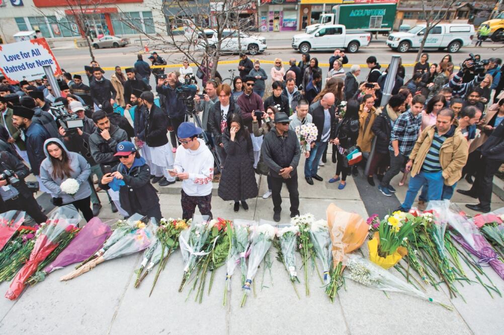 Decenas de personas rinden tributo a quienes murieron el lunes atropelladas por Alek Minassian, en Toronto. Foto: AP