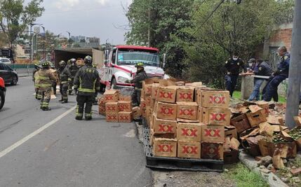 Vuelca camión con 14 toneladas de cerveza en la Carretera Federal México-Toluca