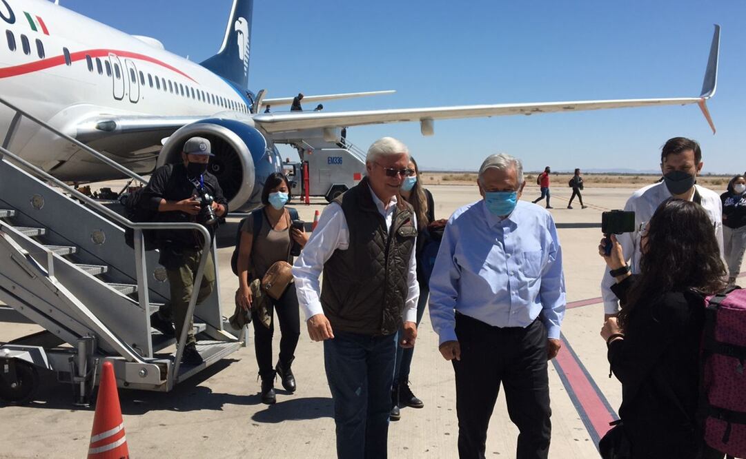 Al bajar del avión, López Obrador saludó con el puño cerrado al mandatario de Morena. Foto: Alberto Morales / EL UNIVERSAL