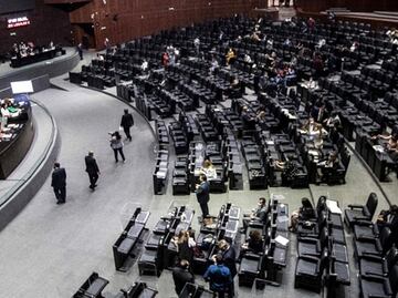 Diputados retiran acrílicos que costaron 3.7 mdp; analizan convertirlos en obras de arte