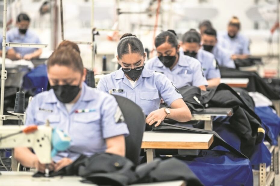“En cada uniforme están nuestras manos”: María de Lourdes se encarga de vestir a personal de la Semar
