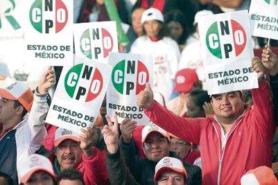 Ungido entre porras, vítores, cargada y matraqueada