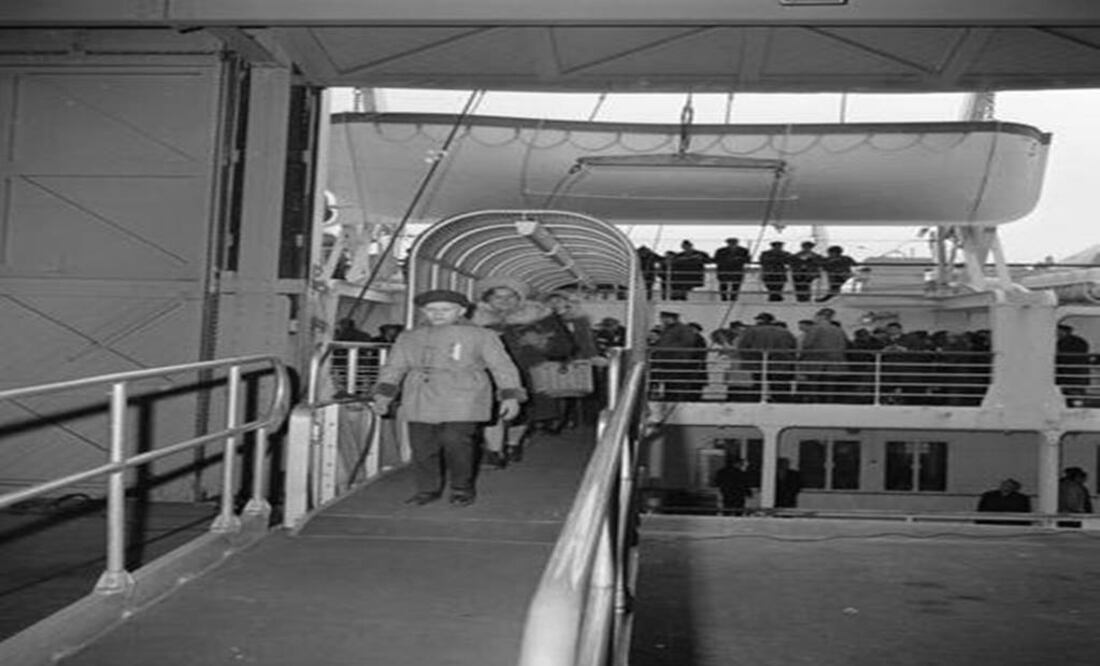 Passengers disembark from the Polish ship M.S. Batory, the first immigrant ship to dock in Boston in 20 years - Photo: AP/File