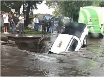 VIDEO: Se abre mega socavón en Ecatepec y una camioneta cae en él
