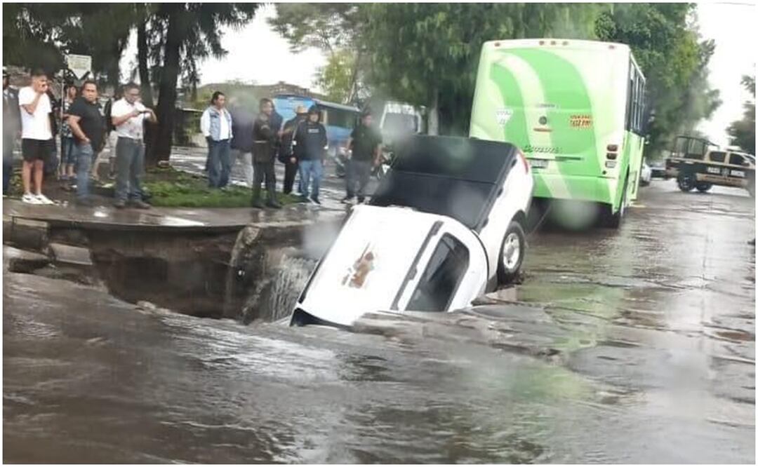 Una camioneta cayó en un enorme socavón que se formó sobre la Avenida General Manuel Ávila Camacho, en Ecatepec, Estado de México . Foto: Especial