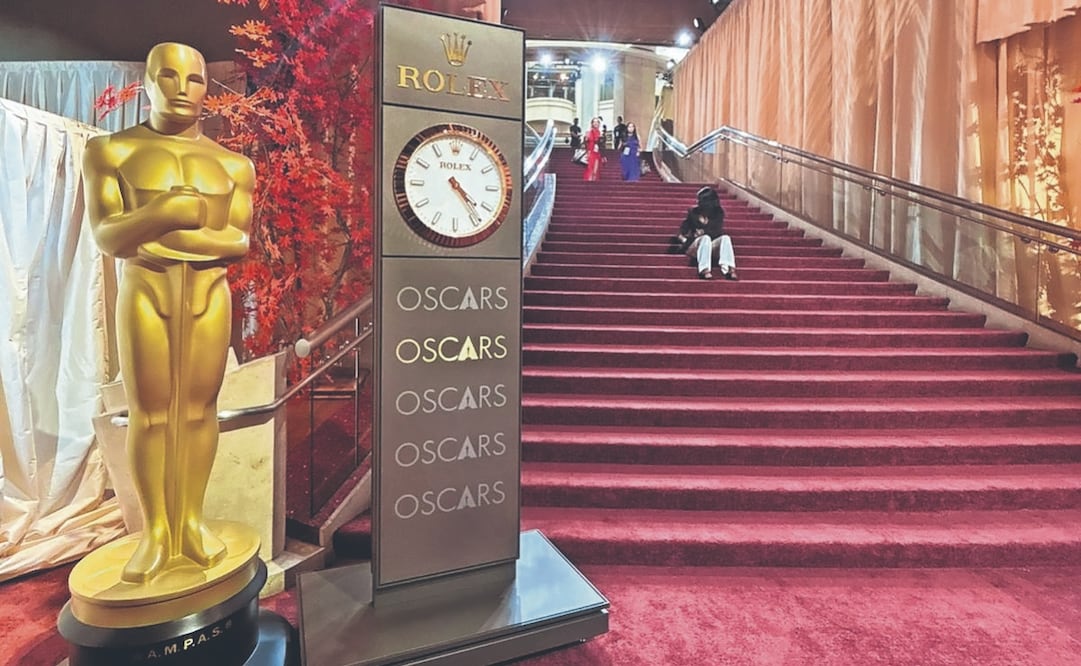 Viviane Robinson, fanática de la ceremonia desde hace 19 años, prefiere no preocuparse y en su lugar muestra su apoyo a su película favorita, Frankenstein, con una figurilla del director mexicano Guillermo del Toro. Foto: Jesús Díaz/ EL UNIVERSAL