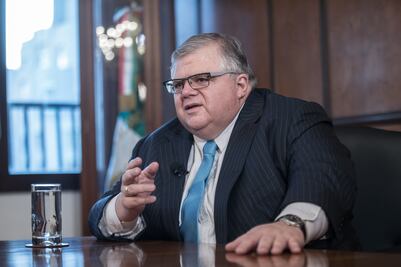 Me da gusto que la inflación en México baje: Carstens