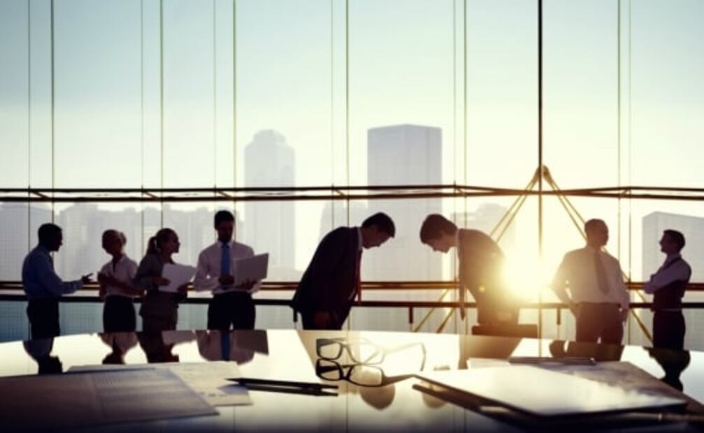 5 saludos sin contacto físico que son comunes en otros países y puedes imitar