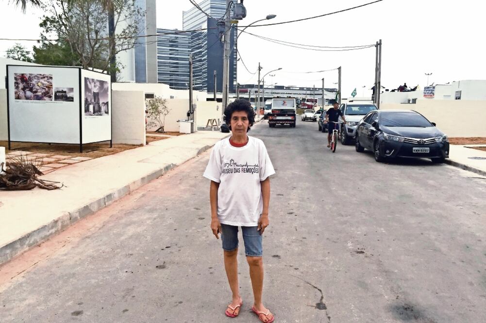 Lucha. María da Penha Macena recibió un reconocimiento en la Asamblea Legislativa, como Mujer Ciudadana, por no abandonar el lugar donde vive (JAVIER SINAY. EL UNIVERSAL)