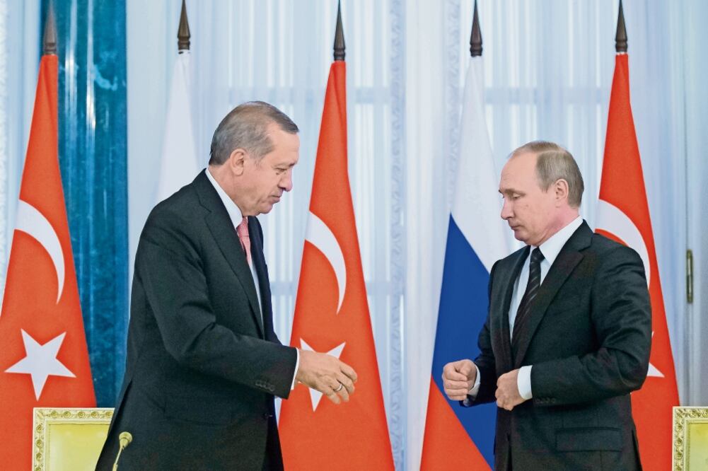 Los presidentes turco, Recep Tayyip Erdogan, y su anfitrión, el ruso Vladimir Putin, se preparan para estrecharse las manos, previo a la conferencia de prensa que dieron ayer en el Palacio Constantino, en San Petersburgo (ALEXANDER ZEMLIANICHENKO. AP)