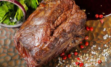 Familia vegana entra en conflicto con su vecino y no lo dejan consumir carne con libertad