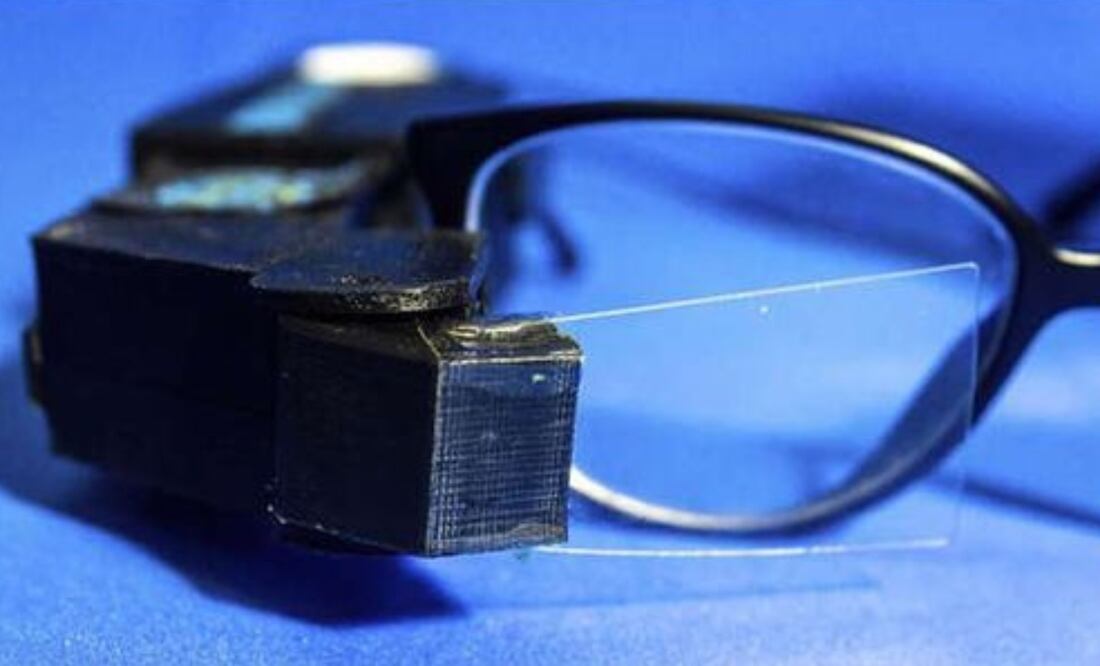 Este visor multilingüe traduce en tiempo real las palabras del interlocutor en formato texto. Lo que le permite a las personas con discapacidad auditiva una mejor integración e independencia