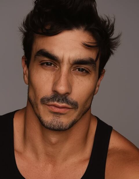 Emmanuel Orenday es un modelo y actor mexicano que debutó en televisión con la telenovela "Soñarás" de TV Azteca. En la actualidad forma parte de Televisa.