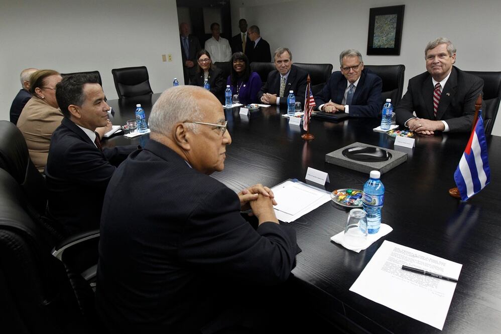Tomas Vilsack, secretario de Agricultura de Estado Unidos, se reunió con el vicepresidente del Consejo de Ministros de Cuba, Ricardo Cabrisas (Foto: EFE)