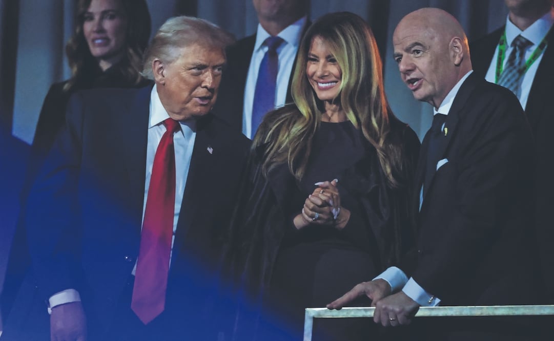 El mandatario de EU, Donald Trump; la primera dama, Melania Trump, y el presidente de la Federación Internacional de Futbol Asociación, Gianni Infantino, tras el sorteo de la Copa Mundial de Futbol de la FIFA 2026 en el Centro Kennedy de Washington, el 5 de diciembre pasado. Foto: Dan Mullan/ AFP