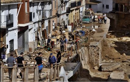 Aumenta a 210 los muertos por inundaciones en Valencia; voluntarios con palas y rastrillos se desplazan para apoyar 