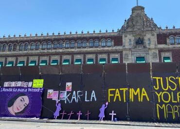 Madres de víctimas de feminicidio inician huelga de hambre frente a Palacio Nacional; pintan los nombres de sus hijas en vallas