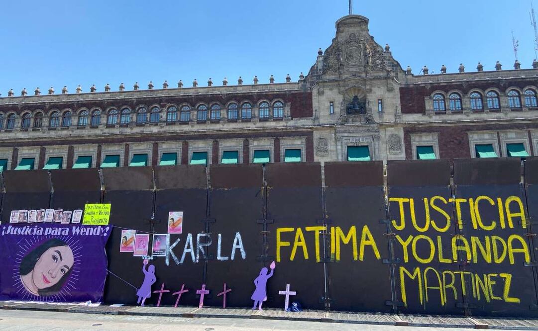 Madres pintan en vallas de Palacio Nacional nombres de sus hijas víctimas de feminicidio. Foto: Sharon Mercado/EL UNIVERSAL
